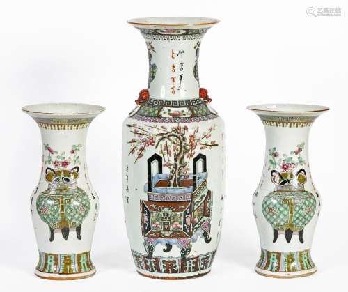 Chine, XIXe siècleLot comprenant un vase et une paire de vas...