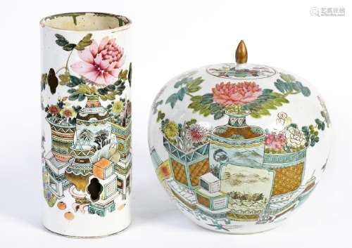 Chine, XIXe siècleLot comprenant un vase rouleau ajouré et u...