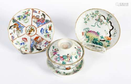 Chine, XIXe siècleLot comprenant deux coupes et un bol couve...