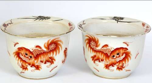 Chine, XIXe sièclePaire de cache-pots en porcelaine à décor ...
