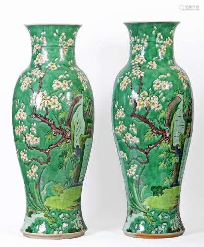 Chine, XIXe sièclePaire d’importants vases en porcelaine à d...