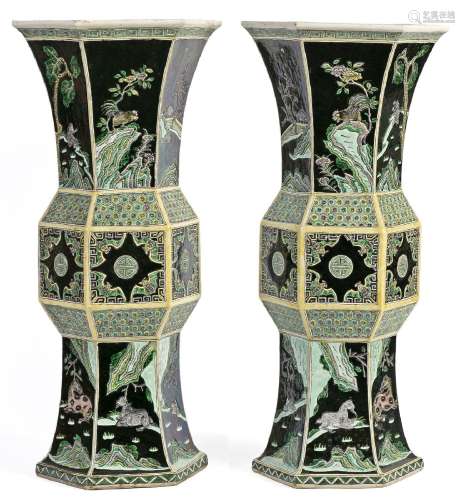 Chine, XIXe sièclePaire de grands vases hexagonaux en porcel...