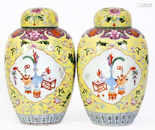 Chine, XIXe sièclePaire de potiches couvertes en porcelaine ...