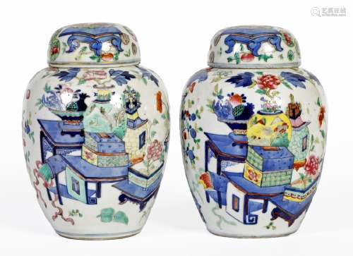 Chine, XIXe sièclePaire de pots couverts en porcelaine à déc...