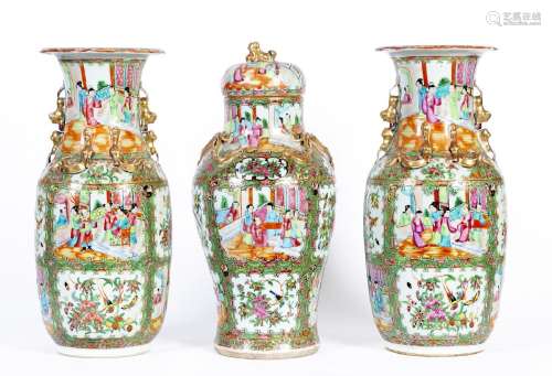 Chine, XIXe siècleLot comprenant une paire de vase et un vas...