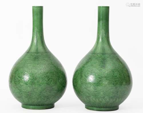Chine, XIXe sièclePaire de vases bouteilles en porcelaine mo...