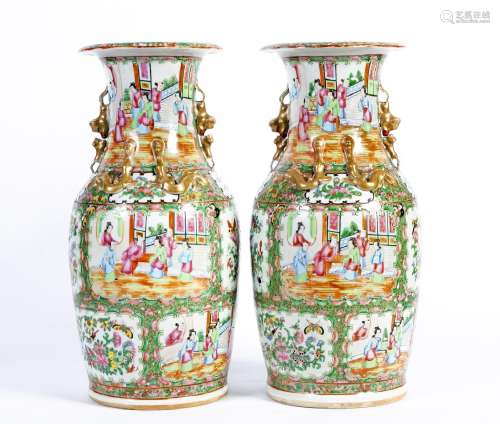 Chine, XIXe sièclePaire de vases en porcelaine de Canton à d...