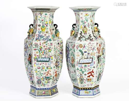 Chine, XIXe sièclePaire de vases hexagonaux en porcelaine à ...
