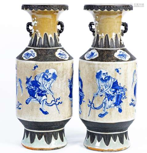 Chine, XIXe sièclePaire de vases en porcelaine craquelée de ...