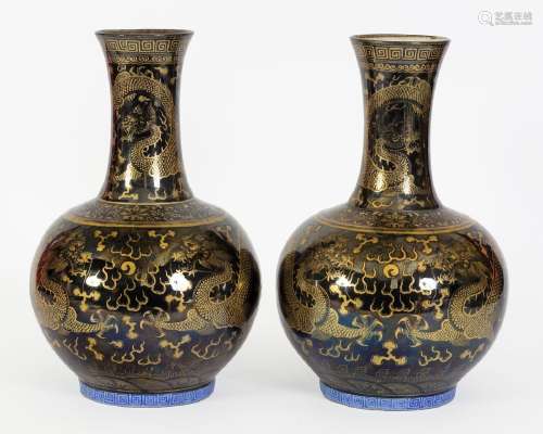 Chine, XIXe sièclePaire de vases en porcelaine à décor noir ...