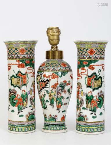 Chine, XIXe sièclePartie de garniture comprenant deux vases ...