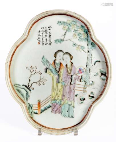 Chine, XIXe sièclePlateau en porcelaine à décor en émaux Qia...