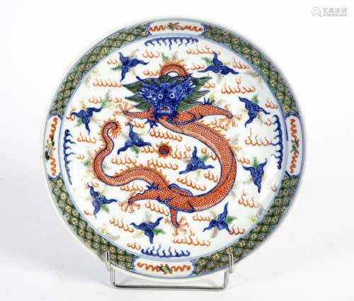 Chine, XIXe sièclePlat en porcelaine à décor en émaux Doucai...