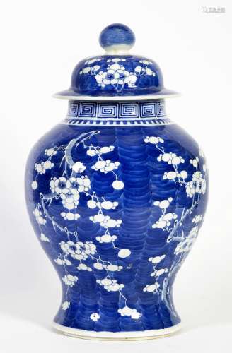 Chine, XIXe sièclePotiche couverte en porcelaine à décor en ...