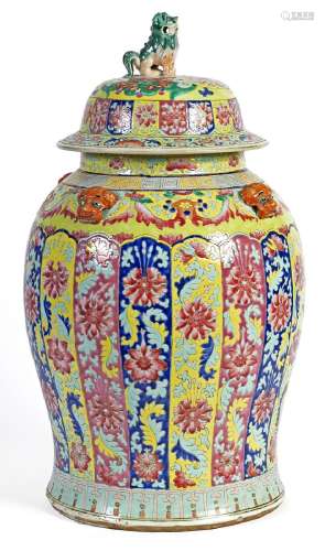 Chine, XIXe siècleGrande potiche couverte en porcelaine à dé...