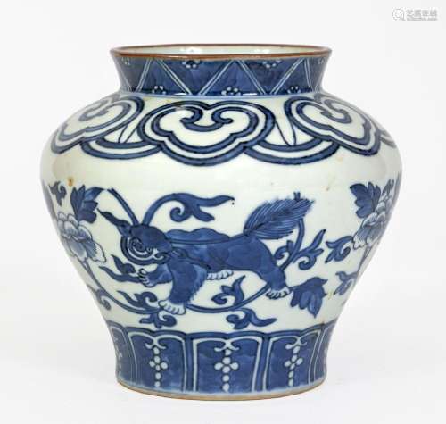 Chine, XIXe sièclePotiche en porcelaine à décor en émaux ble...