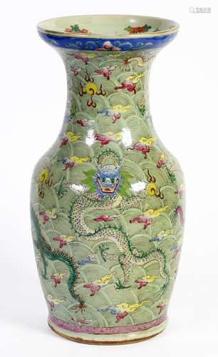 Chine, XIXe siècleVase en porcelaine à décor en émaux de la ...