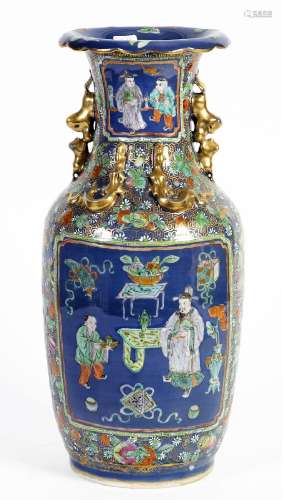 Chine, XIXe siècleVase en porcelaine de Canton à décor en ém...