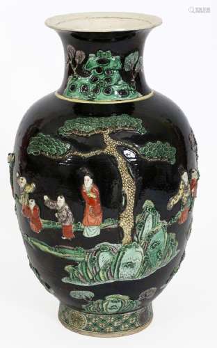 Chine, XIXe siècleVase en porcelaine à décor en relief de pe...