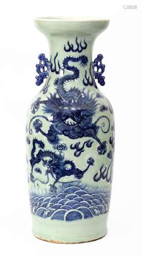 Chine, XIXe siècleVase en porcelaine à décor en émaux bleu-b...