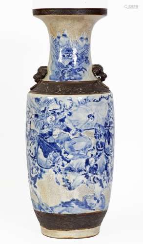Chine, XIXe siècleVase en porcelaine craquelée de Nankin à d...