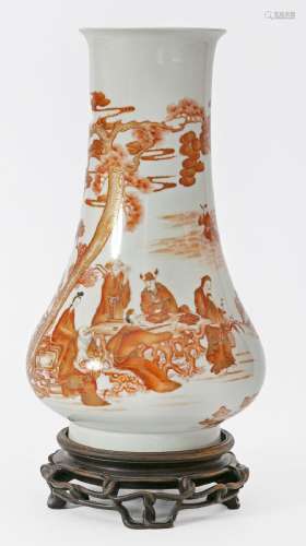 Chine, XIXe siècleVase en porcelaine à décor en émaux rouge ...