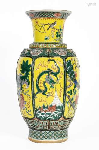 Chine, XIXe siècleVase en porcelaine à décor en émaux polych...