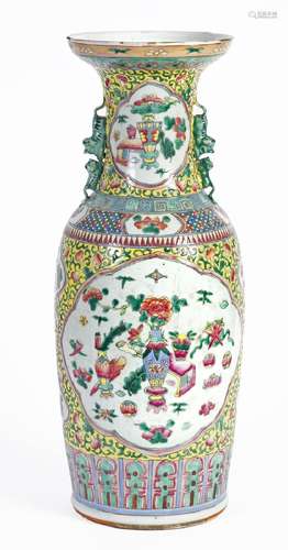 Chine, XIXe siècleVase en porcelaine à décor en émaux de la ...