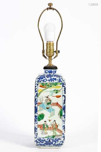 Chine, XIXe siècleVase quadrangulaire en porcelaine à décor ...