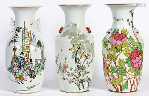 Chine, XIXe siècleLot de trois vases en porcelaine à divers ...