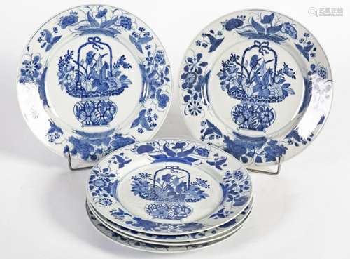 Chine, Epoque Kangxi (1662-1722)Série de six plats en porcel...