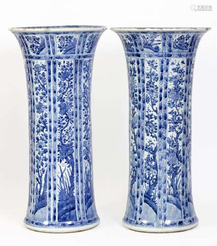 Chine, Epoque Kangxi (1662-1722)Paire de grands vases cornet...