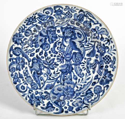 Chine, Epoque Kangxi (1662-1722)Plat en porcelaine à décor f...