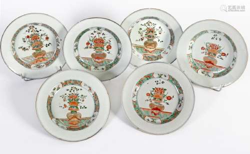 Chine, Epoque Kangxi (1662-1722)Série de six assiettes en po...