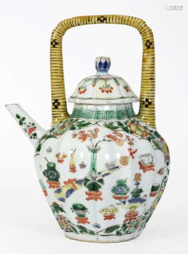 Chine, Epoque Kangxi (1662-1722)Théière en porcelaine à déco...