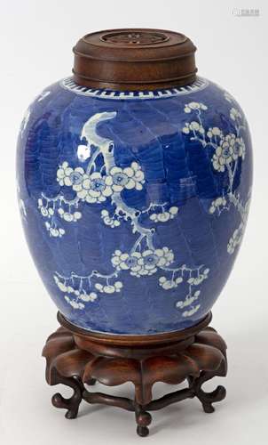 Chine, XVIIIe sièclePotiche en porcelaine à décor en émaux b...