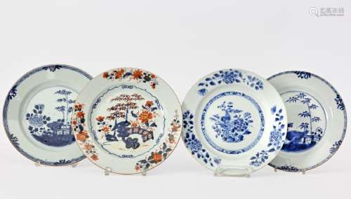 Chine, Epoque Qianlong (1736-1795)Lot de quatre assiettes en...