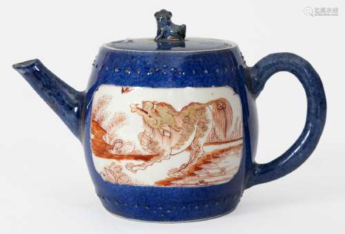 Chine, Epoque Qianlong (1736-1795)Théière en porcelaine à dé...