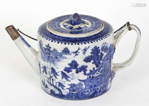 Chine, Epoque Qianlong (1736-1795)Théière en porcelaine à dé...