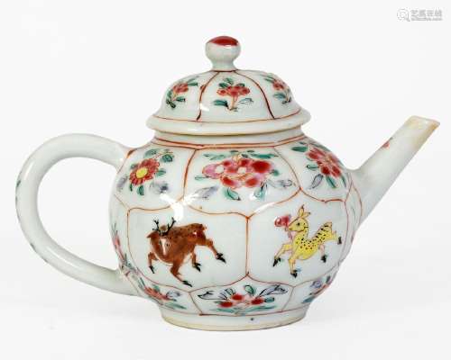 Chine, Epoque Yongzheng (1723-1735)Théière en porcelaine à d...