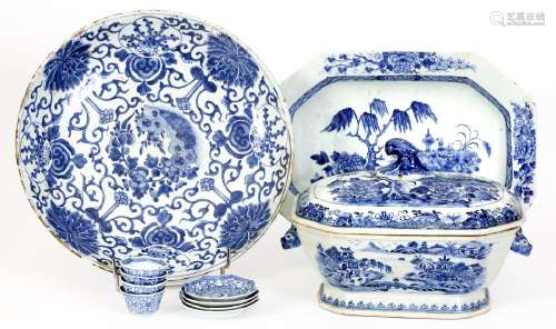Chine, XVIIIe siècleLot comprenant un plat, une terrine couv...
