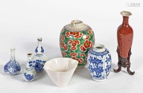 Chine, XVIIIe siècleLot comprenant six vases et une coupe li...