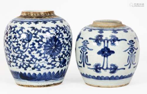 Chine, XVIIIe siècleLot de deux pots à gingembre en porcelai...