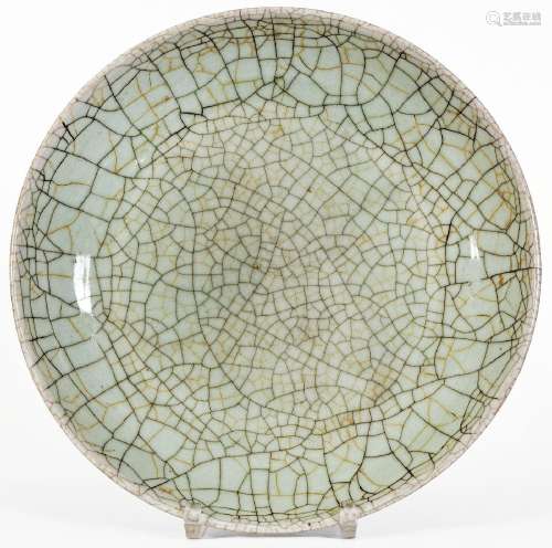 Chine, XVIIIe sièclePlat en porcelaine céladon craqueléeEtiq...