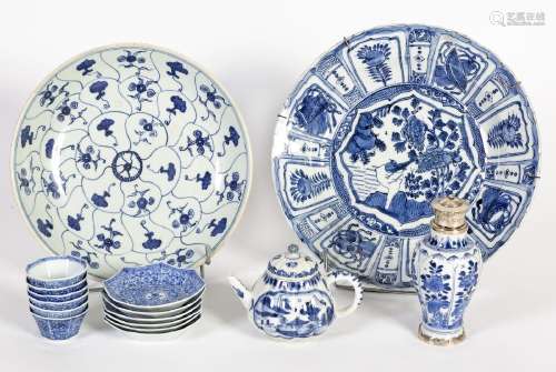 Chine, XVIIIe siècleLot comprenant deux plats, une théière, ...