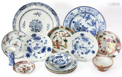 Chine, XVIIIe siècle Lot comprenant deux plats, deux coupes,...