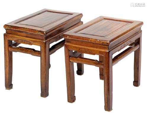 Chine, vers 1900Paire de tables d'appoints en bois teinté et...