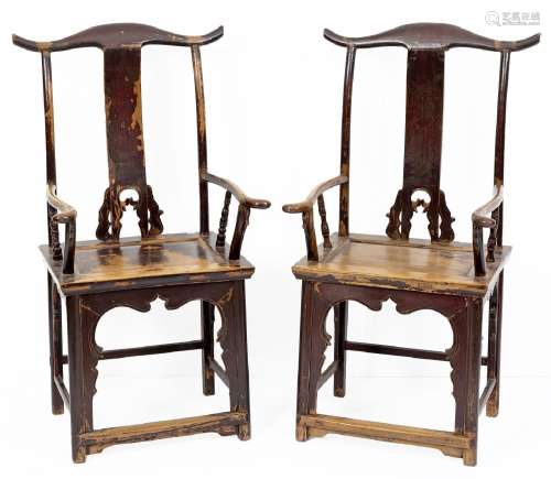 Chine, XIXe sièclePaire de fauteuils de Mandarin en bois laq...