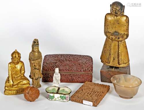Asie, XIXe siècleLot comprenant quatre statues, quatre boîte...