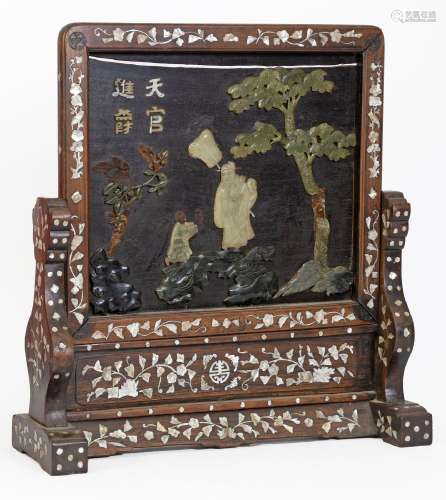 Chine, fin du XIXe siècleÉcran de table en bois incrusté de ...